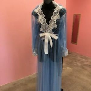 Maternity shear robe